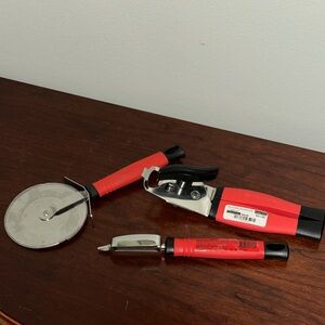 LE CREUSET Red & Black Revolution Kitchen Utensil Set NWT & NWOT